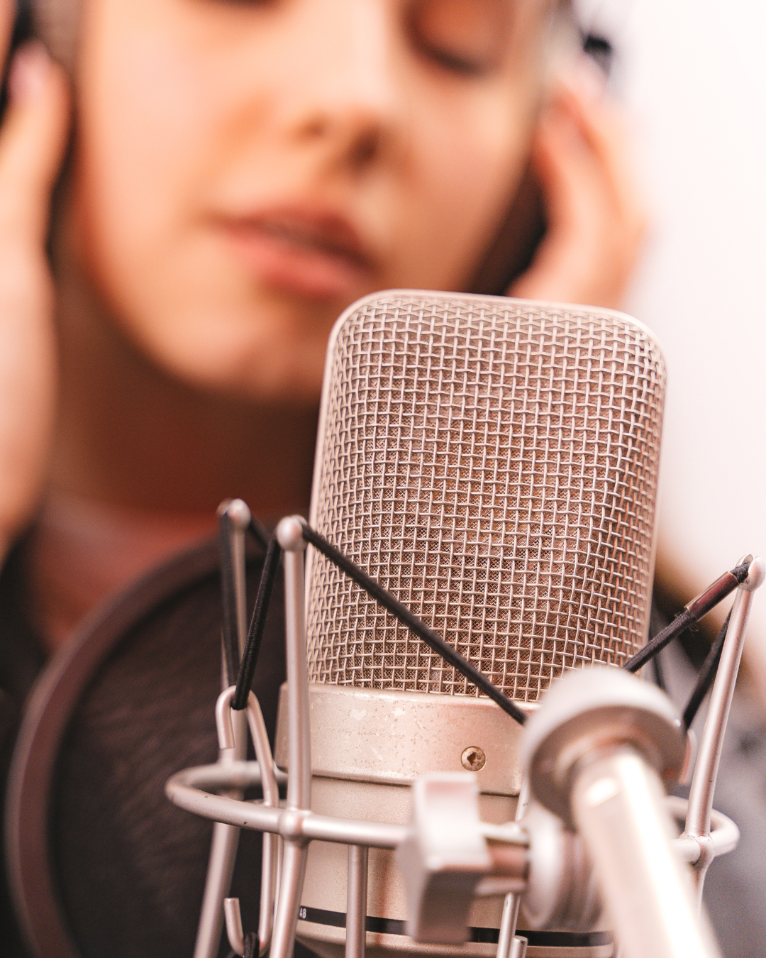πολύποδας λάρυγγα woman singing in microphone