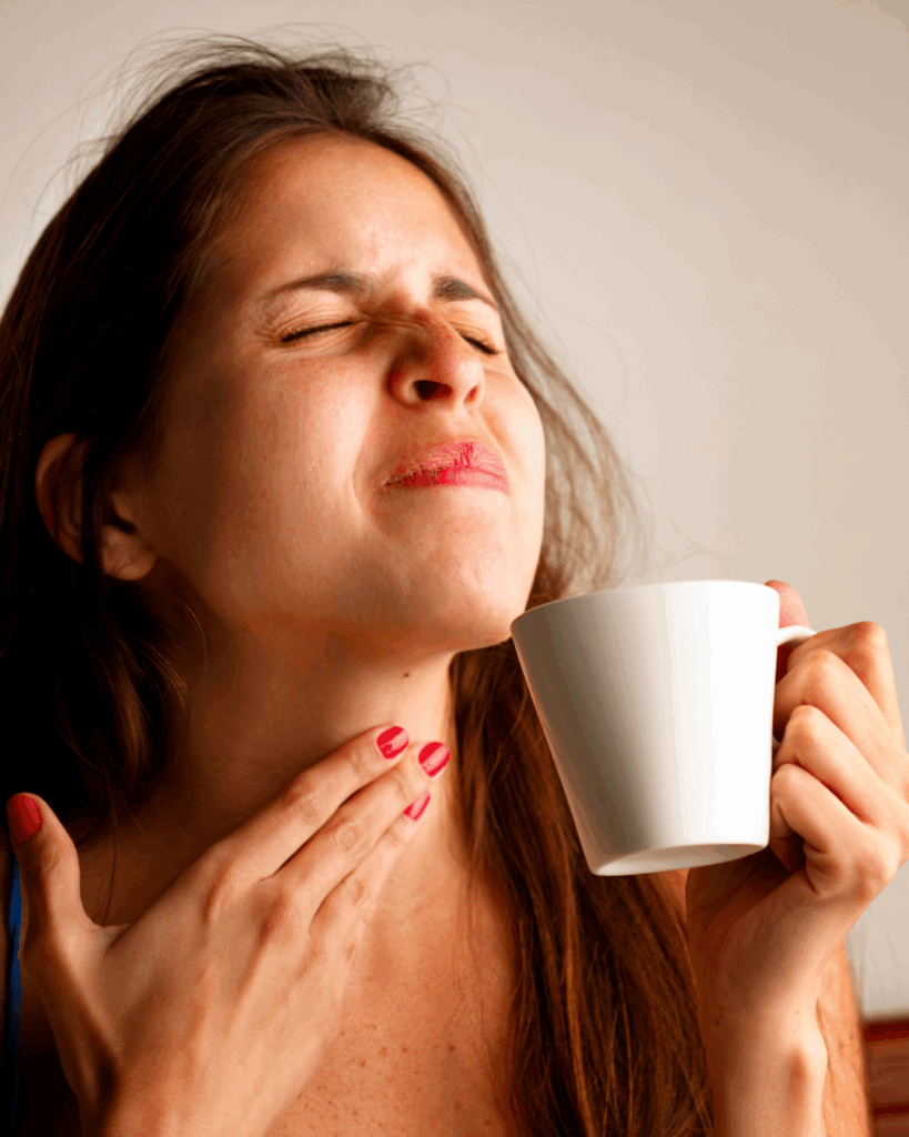 θηλωμάτωση λάρυγγα woman in throat pain