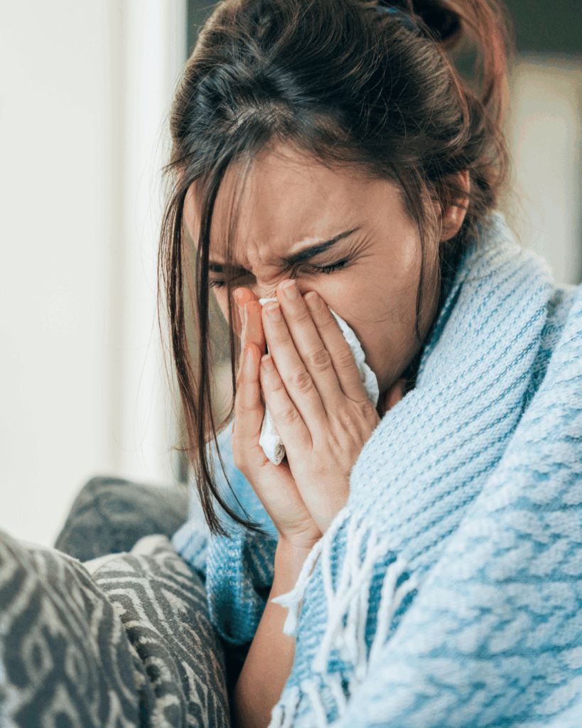ιογενής παραρρινικολπίτιδα woman sick with cold