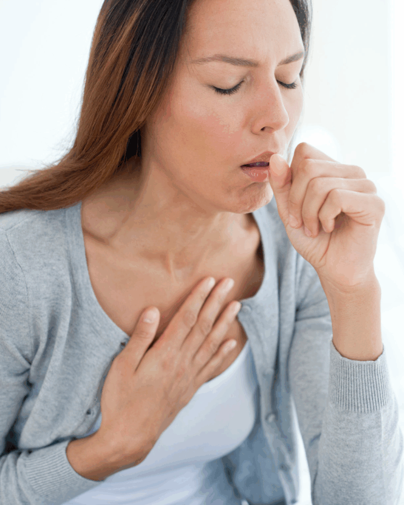 βήχας από γαστροοισοφαγική παλινδρόμηση woman coughing