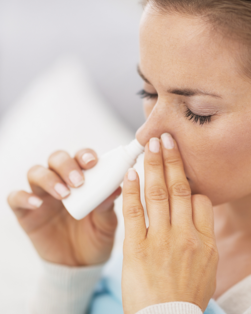 ρινικά σπρέι woman using nasal spray