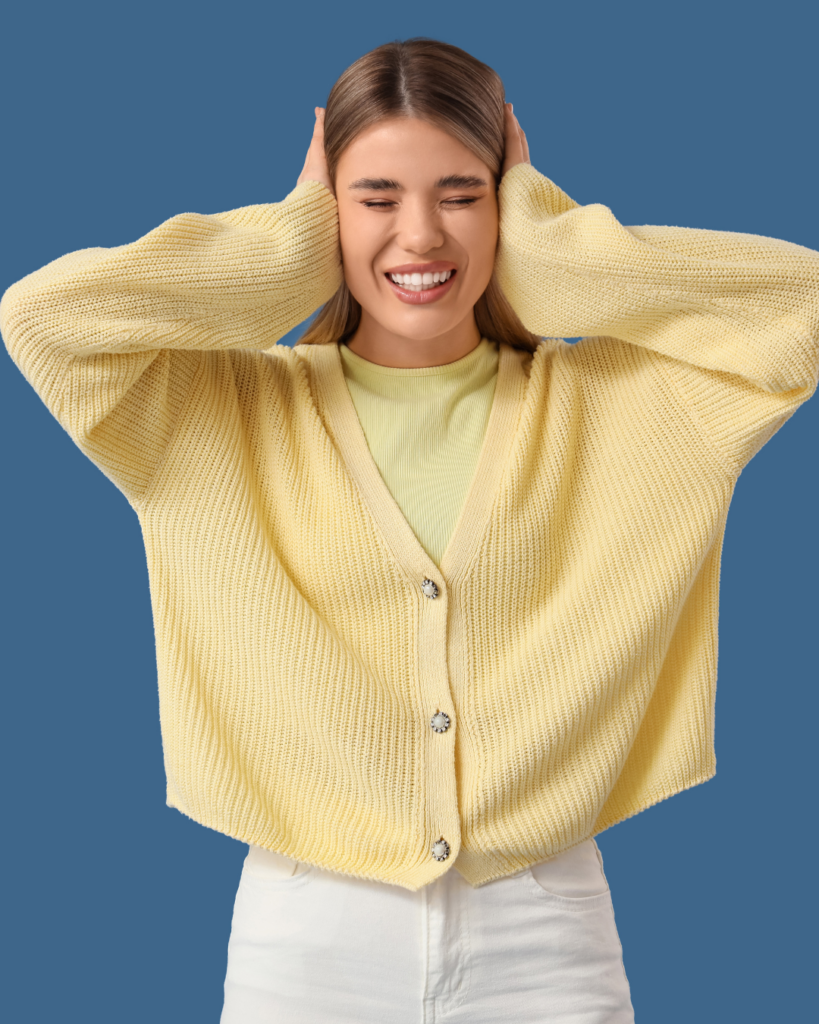 εκκωφαντικός ήχος στο αυτί woman covering her ears