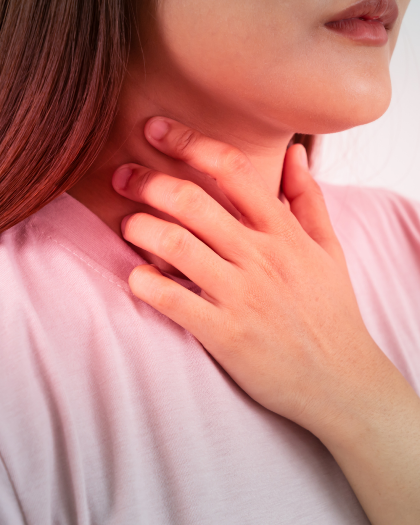 φαρυγγίτιδα woman in throat pain