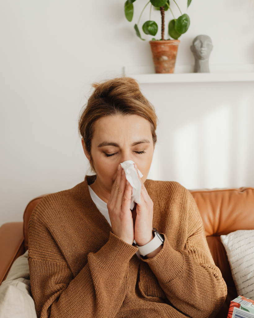 υπερτροφία κάτω ρινικών κογχών woman blowing her nose