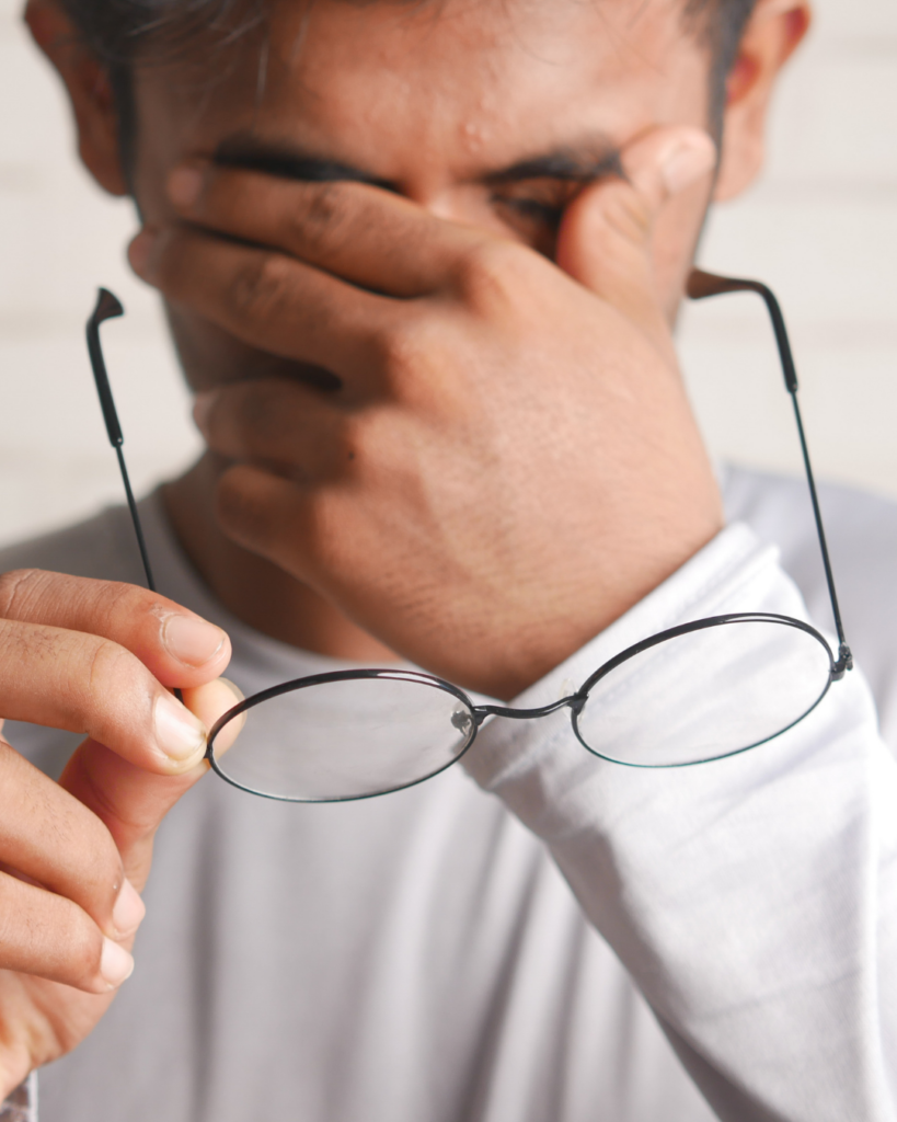 πίεση στο πρόσωπο man touching his face