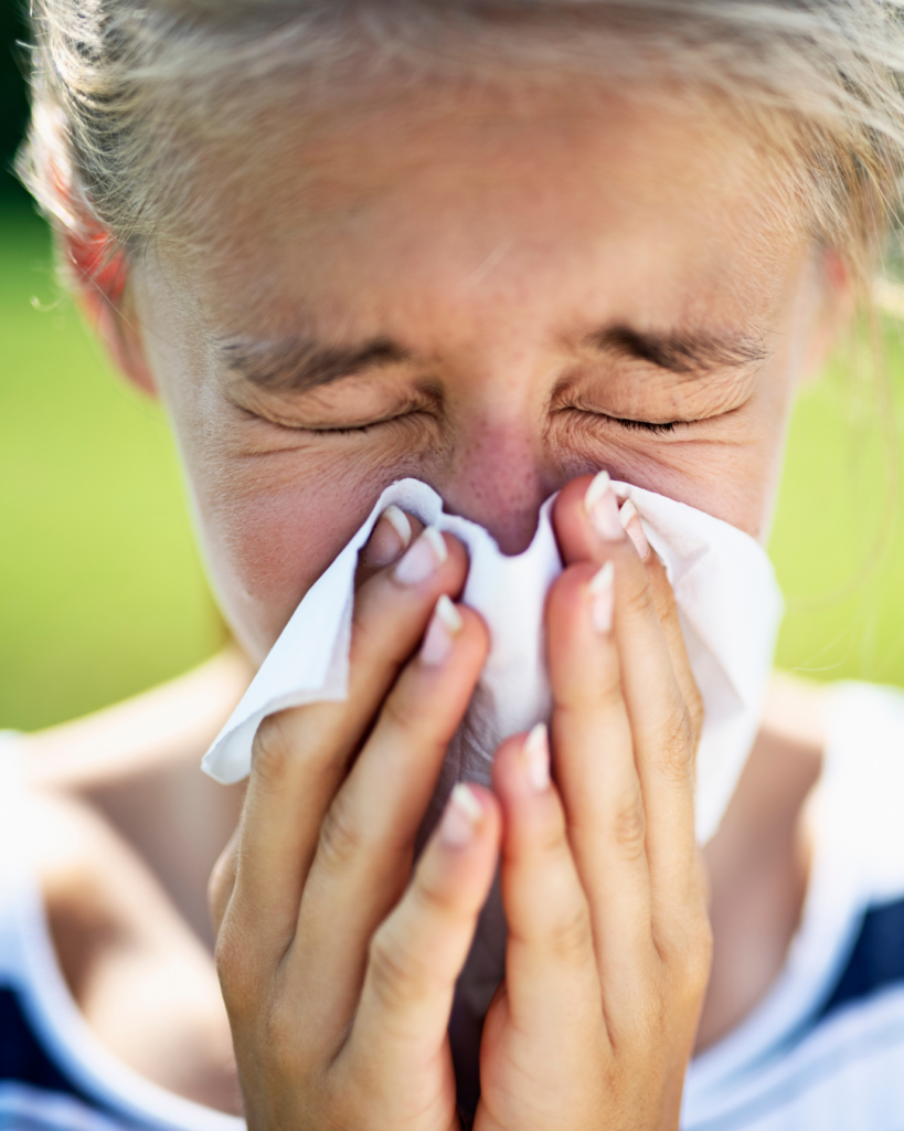 ματώνει η μύτη woman blowing nose