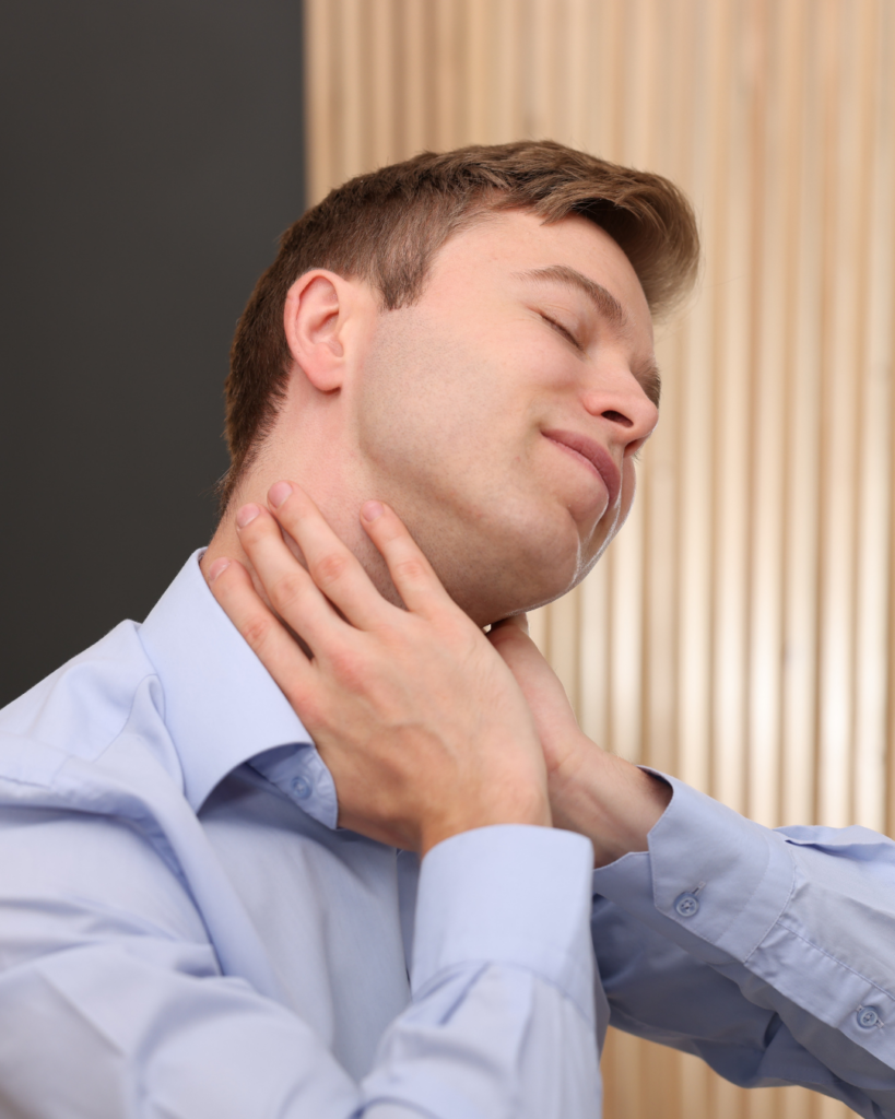 πόνος στον λαιμό man with throat pain