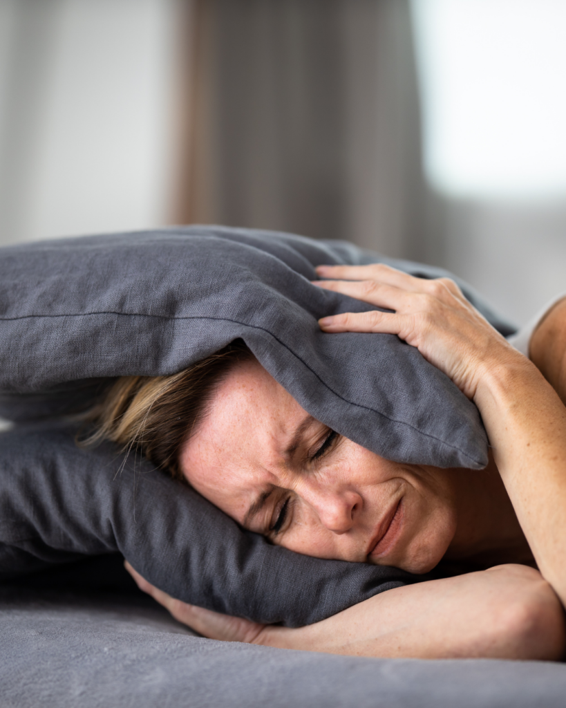 βούλωμα στο αυτί woman covering her ears