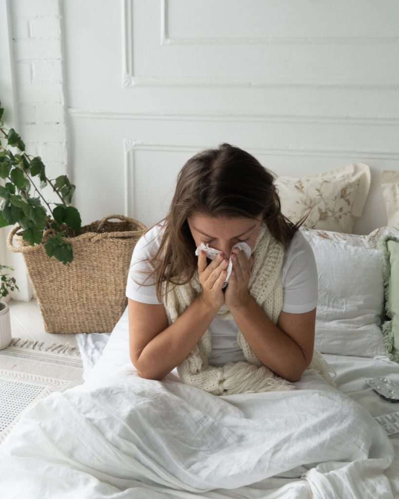 βουλωμένη μύτη woman blowing her nose in bed
