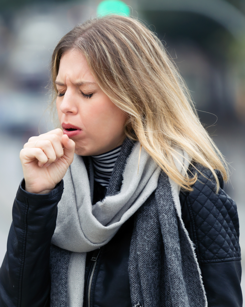 φλέματα στο λαιμό woman coughing