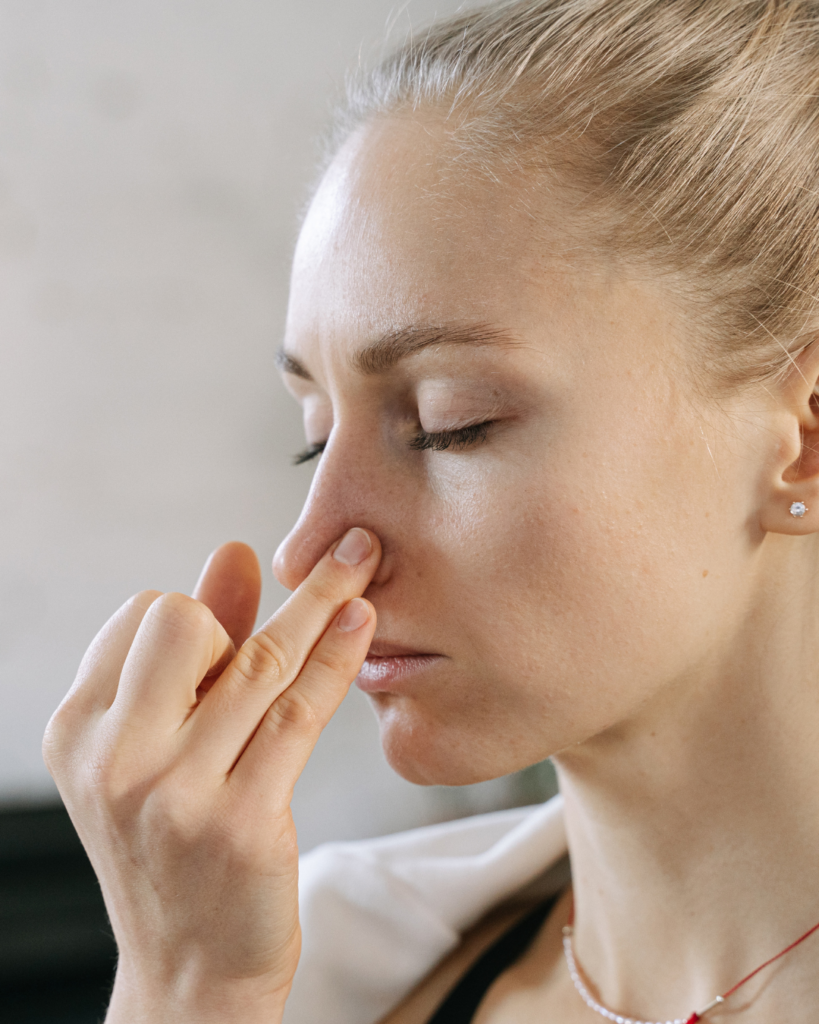 σφύριγμα στη μύτη woman touching her nose