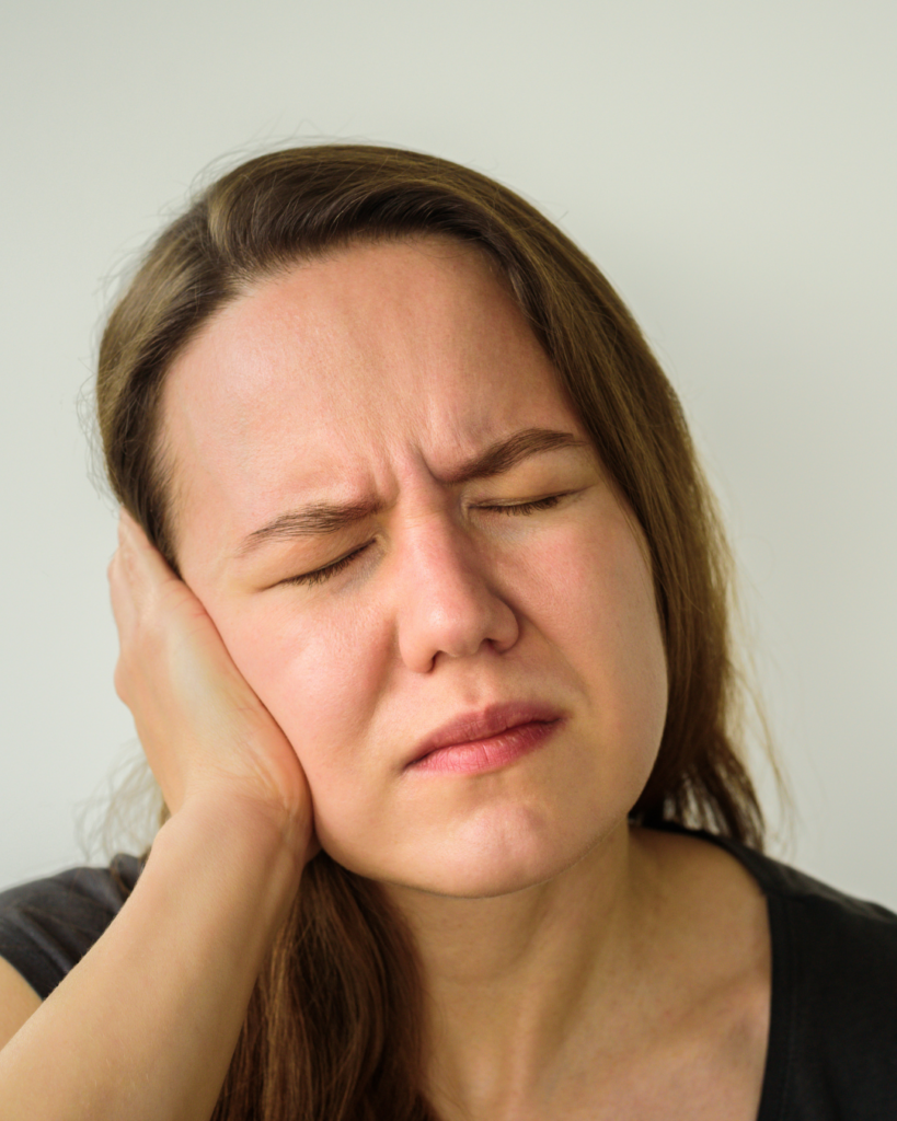 πόνος στο αυτί woman in ear pain