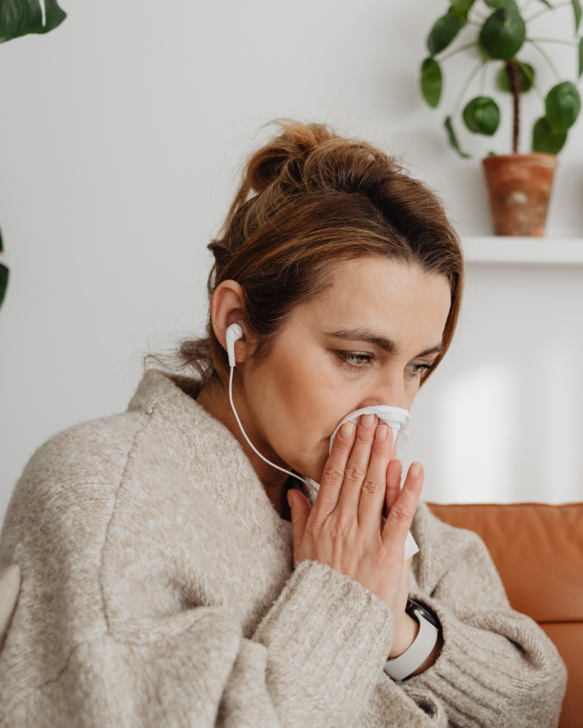 ξηρότητα στη μύτη woman blowing her nose