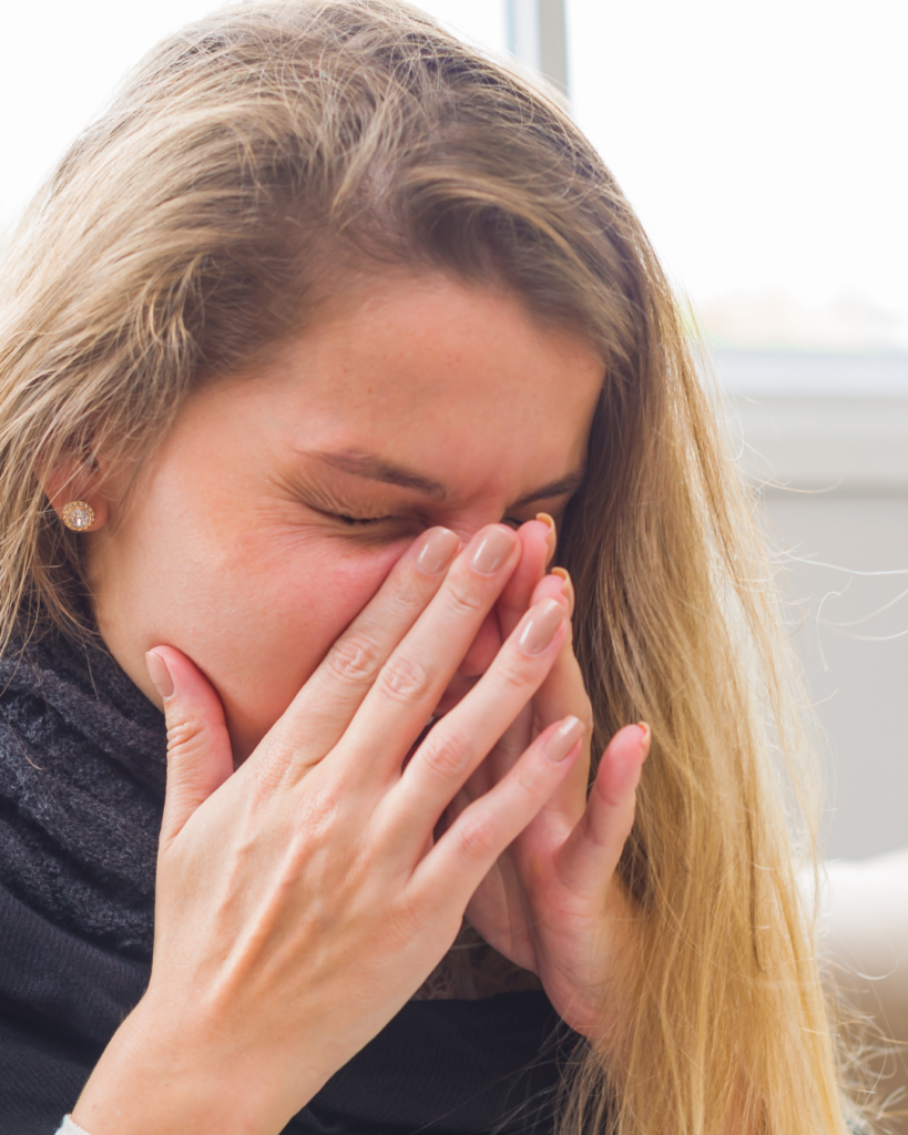 αλλεργική ρινίτιδα woman blowing her nose