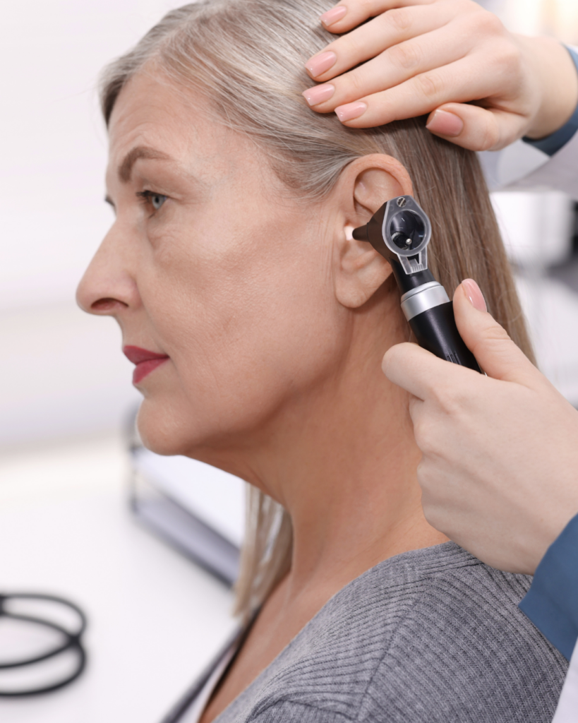 παλμικές εμβοές woman in ent examination