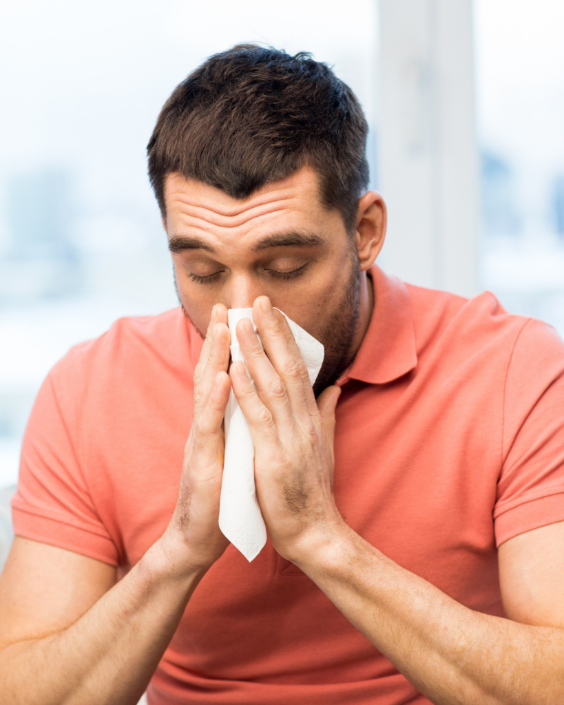 γευστική ρινίτιδα man blowing his nose