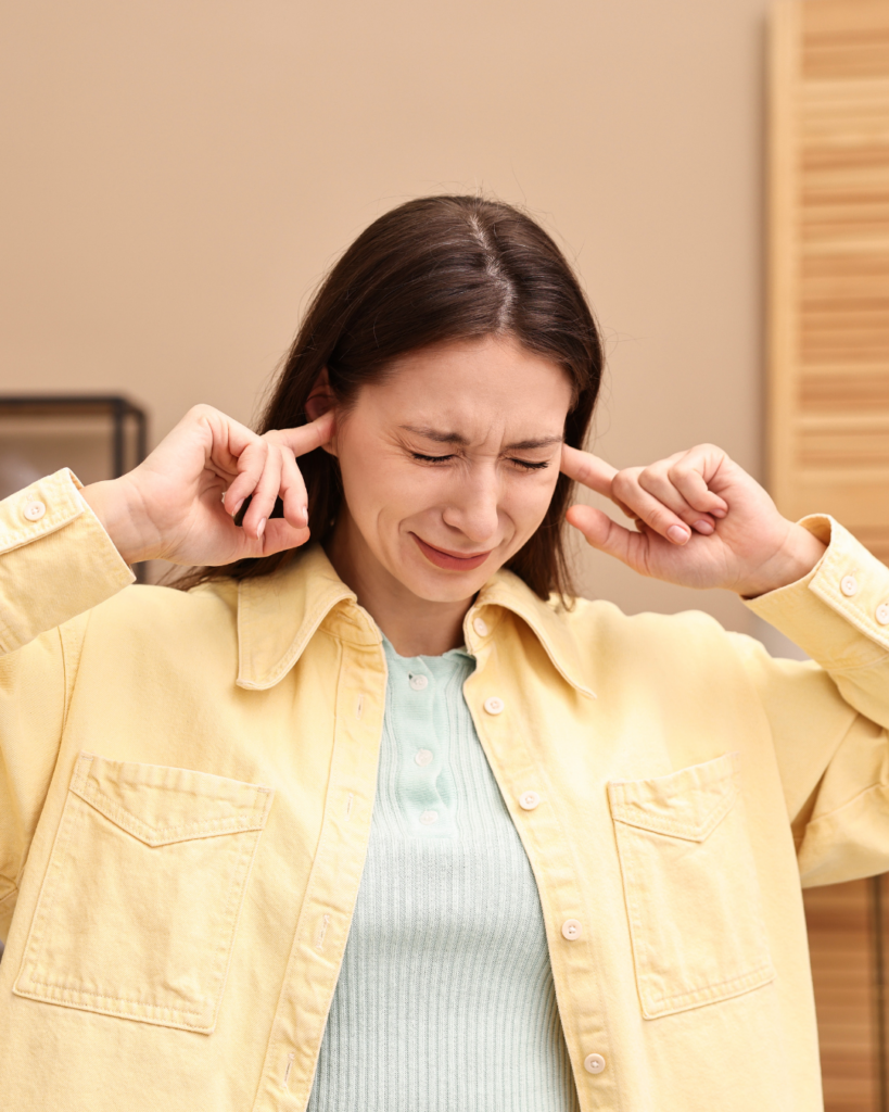 ακοόγραμμα woman touching ears